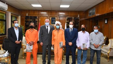 صورة محافظ قنا يكرم عاملين و مشرف نظافة لاخلاصهم في العمل