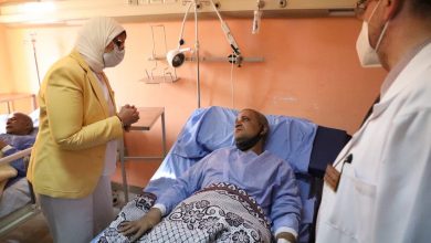 صورة وزيرة الصحة تطمئن على الحالة الصحية لمصابي حادث طوخ بمستشفى بنها للتأمين الصحي