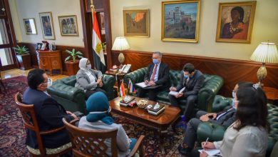 صورة وزيرة الصحة تستقبل السفير الروسي لدى مصر لبحث سبل توفير لقاح فيروس كورونا الروسي (سبوتنكV)