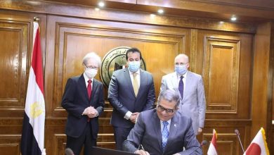 صورة وزير التعليم العالى يشهد توقيع اتفاقية تعاون بين جامعتى الجلالة و هيروشيما اليابانية