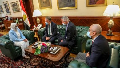 صورة وزيرة الصحة تستقبل ممثلا اتحاد الكليات الملكية للأطباء الباطنيين في انجلترا