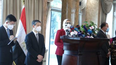 صورة وزيرة الصحة تستقبل الدفعة الأولى من المواد الخام لتصنيع لقاح “سينوفاك” الصيني بمصر