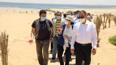 صورة وزيرة البيئة تقوم بجولة تفقدية لمنطقة الجذب السياحى بمحمية وادى الريان