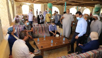 صورة وزيرة البيئة تجتمع بممثلى المجتمع المحلى و العاملين بالمحمية وادى ريان والشلالات