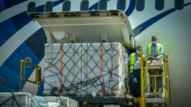 صورة بعد ساعات من وصول شحنة لقاحات استرازنكا ضمن “كوفاكس”..  وزيرة الصحة: وصول ٥٠٠ ألف جرعة من لقاح سينوفارم الصيني بمطار القاهرة الدولي صباح اليوم