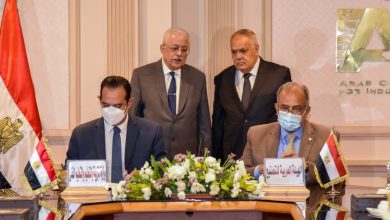 صورة وزير التربية والتعليم ورئيس الهيئة العربية للتصنيع يشهدان توقيع بروتوكول التعاون لتوفير  الشاشات التفاعلية والفصول الذكية