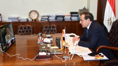 صورة وزيرا البيئة والبترول يناقشان  آخر مستجدات أعمال احتواء ومكافحة التلوثات البترولية الناتجة عن ظاهرة النشع البترولى بمنطقة الجمشة بشمال الغردقة