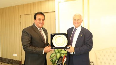 صورة وزير التعليم العالي يلتقي برئيس الجامعة الأمريكية بالقاهرة بمناسبة انتهاء فترة عمله