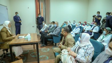 صورة خلال لقائها بالأطقم الطبية  بمستشفيي حميات وصدر العباسية…   وزيرة الصحة تؤكد للأطباء ضرورة الاستفادة من البرامج التدريبية التي تتيحها الوزارة بالتعاون مع المؤسسات العالمية