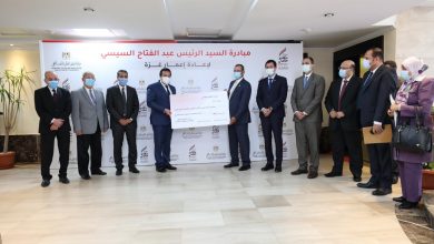 صورة وزير التعليم العالي يسلم صندوق تحيا مصر مساهمة الجامعات والمعاهد الخاصة في المبادرة الرئاسية لإعادة إعمار غزة