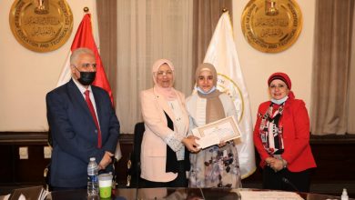 صورة “التعليم” تكرم الطلاب الفائزين فى مسابقة (كلنا مصريون)