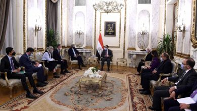 صورة رئيس الوزراء يلتقي جون كيري المبعوث الرئاسي الأمريكي للمناخ