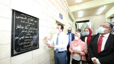 صورة وزير التعليم العالي والبحث العلمي ورئيس جامعة حلوان يتفقدان لجان امتحانات نهاية العام الدراسى ويفتتحان مركز الاختبارات الإلكترونية