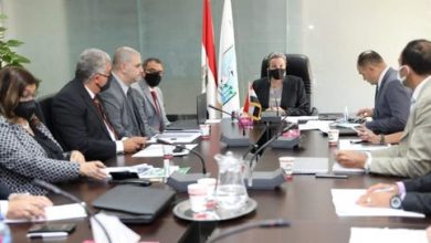 صورة وزيرة البيئة تستعرض الاستراتيجية الوطنية للحد من استخدام الأكياس البلاستيكية أحادية الاستخدام