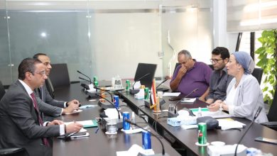 صورة وزيرة البيئة تستقبل محافظ الفيوم لبحث فرص الاستثمار البيئى فى المحافظة