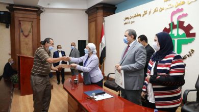 صورة وزراء البيئة والقوى العاملة والتضامن يسلمون 30 مدربا شهادات اتمام التدريب علي مهنة  التبريد والتكييف