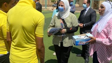 صورة وزيرة التضامن توجه بتسليم أطفال مؤسسات الرعاية الاجتماعية ملابس العيد والعيدية