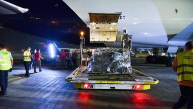 صورة وزيرة الصحة: بدء استقبال أولى شحنات لقاح فيروس كورونا “جونسون أند جونسون” بمطار القاهرة الدولي