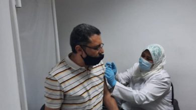 صورة العاملين بوزارة البيئة وجهازي شئون البيئة وإدارة  المخلفات يتلقون الجرعة الأولى من اللقاح المضاد لفيروس كورونا