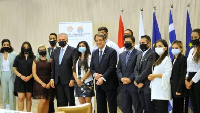 صورة الرئيس القبرصي يستقبل الشباب المصري والقبرصي واليوناني عقب وصولهم قبرص