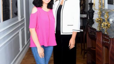 صورة السفيرة نبيلة مكرم تلتقي الطالبة فريدة مؤمن وتهنئها بحصولها على المركز الأول بالشعبة الأدبية بالثانوية العامة