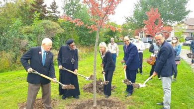 صورة وزيرة الهجرة تهنئ الأب أنجيليوس لتكريمه وإطلاق اسمه على حديقة بكندا