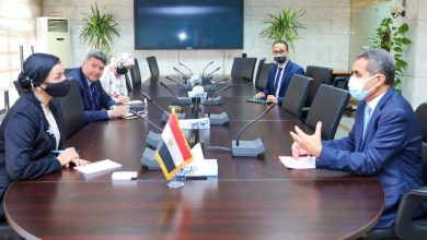 صورة وزيرة البيئة تناقش مع محافظ الغربية دعم القرى الاكثر احتياجا ضمن مبادرة حياة كريمة