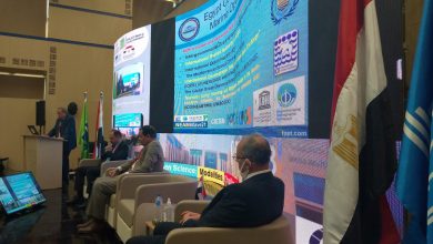 صورة على هامش المنتدى الإقليمي في المنطقة العربية مناقشة العمل من أجل وضع استراتيجية الآليات الناجحة للعلم المفتوح