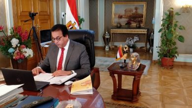 صورة وزير التعليم العالي يستعرض تقريرًا حول شراكات جامعة بني سويف التكنولوجية