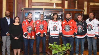 صورة وزيرة الهجرة تستقبل وفدًا من الشباب المصري المقيم بالخارج أعضاء بالفريق المصري لهوكي الجليد