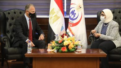 صورة وزيرة الصحة والسفير الأمريكي لدى مصر يعقدان مؤتمرًا صحفيًا لاستعراض سبل التعاون بين البلدين في المجال الصحي وتوفير لقاحات فيروس كورونا