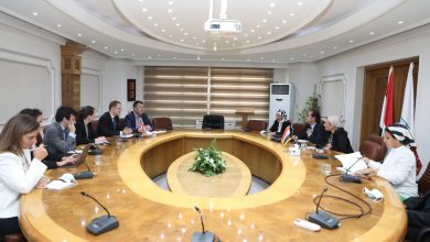 صورة وزيرة البيئة تلتقى  بنيجيل توبينج بطل العمل المناخي البريطانى