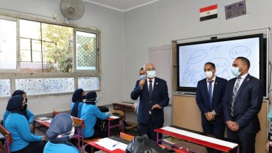 صورة حجازى يتابع سير العملية التعليمية في بداية العام الدراسي 2021/2022