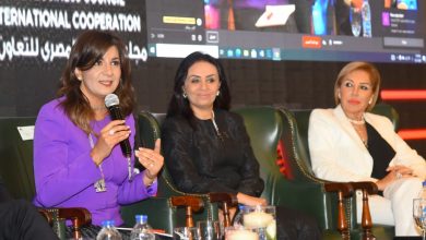 صورة وزيرة الهجرة تشارك بندوة “جهود الدولة لتمكين المرأة وأهم المكتسبات”