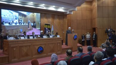 صورة وزير التعليم العالي يستعرض تقريرًا حول فعاليات المؤتمر العربي السابع في الفلك