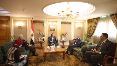 صورة وزير التعليم العالي يتلقى تقريرًا حول بدء أعمال المدرسة العربية الأولى في الفيزياء الفلكية