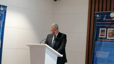 صورة وزير التعليم العالي يستعرض تقريرًا حول فعالية “تعزيز دور شباب الباحثين فى مجال علوم الفضاء