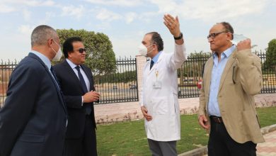 صورة وزير التعليم العالى يتلقى تقريراً حول فوز  مدينة دمياط بجائزة اليونسكو لمدن التعلم لعام 2021