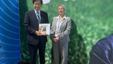 صورة وزيرة البيئة تتلقى التهنئة من الجانب الياباني على استضافة مصر لمؤتمر المناخ القادم