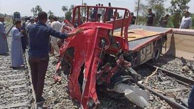 صورة وفاة شخصين وإصابة 3 آخرين في حادث تصادم قطار بسيارة نقل بالجيزة