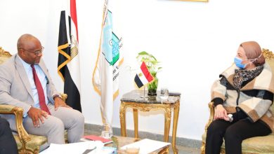 صورة وزيرة البيئة ورئيس الوكالة الفرنسية للتنمية بأفريقيا يناقشان  التحضيرات لمؤتمر المناخ