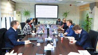 صورة وزيرة البيئة تلتقى بطل العمل المناخي البريطاني