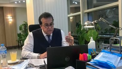 صورة القائم بعمل وزيرة الصحة يتابع تحديث بروتوكول علاج كورونا