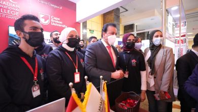 صورة وزير التعليم العالي يتفقد جناح المعهد الكندي العالي CIC   بالملتقى الدولي للتعليم