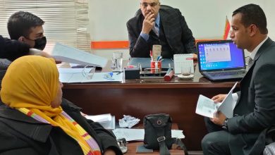 صورة الهجرة تسلم أوراق طلاب أوكرانيا العائدين لمندوب الجامعات الخاصة