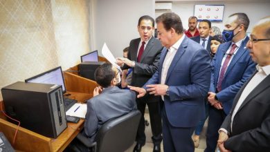 صورة وزير التعليم العالي يستعرض تقريرًا حول مشروعات وحدة تطوير التعليم العالي