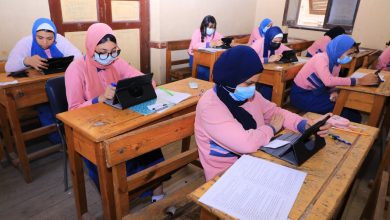 صورة طلاب الصف الأول الثانوي يؤدون امتحان مادة “اللغة الأجنبية الأولى” إلكترونيًا