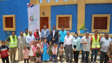 صورة صناع الخير وساويرس يسلمان عددًا من المنازل المطورة بقرية العقال
