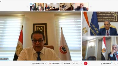 صورة وزراء الصحة والتعليم العالي والاتصالات يتابعون مبادرة «التشخيص عن بعد»