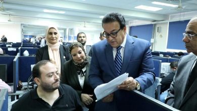 صورة وزير الصحة يتفقد الامتحانات التحريرية للأطباء الملتحقين ببرنامج الزمالة المصرية